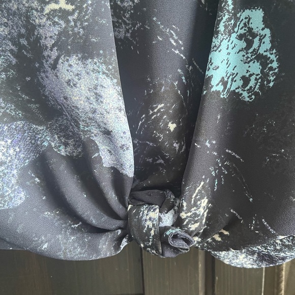 Babaton Sleeveless Crepe Blouse with Tie Detail - Picture 2 of 5